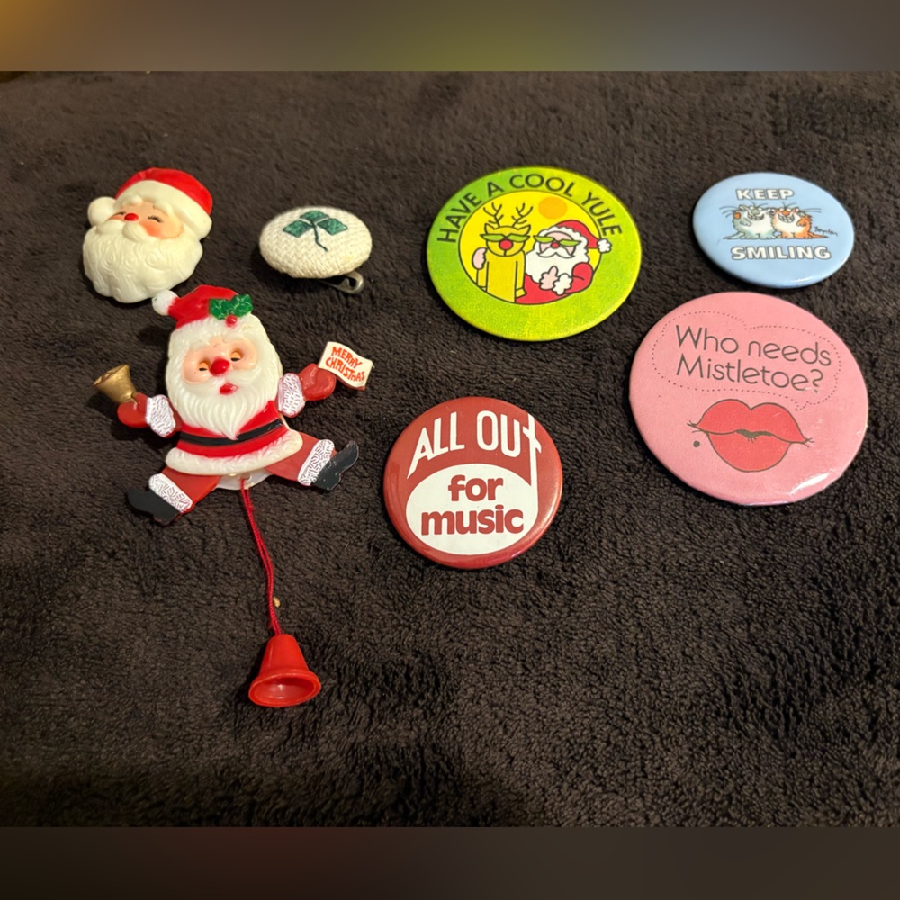 Set of 7 Vintage Christmas Santa pins and Buttons Set
